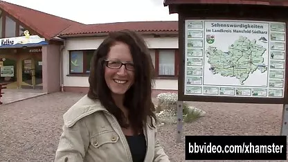 En lugar de trabajar, jugosa belleza en medias de placer y ruso trio casero con esposa erotica