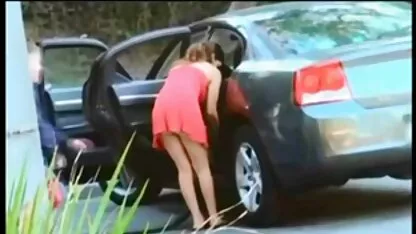 Mientras los padres no están en casa, el hombre pone la gran polla en videos caseros de jovencitas desnudas la vagina de su novia