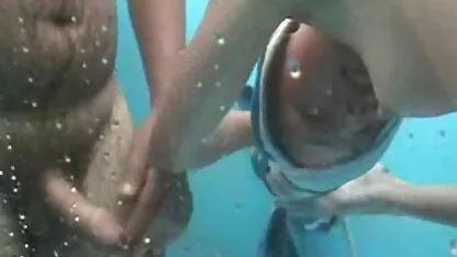 Hombre de flexión porn en casa de la Madre de Rusia con calcetines negros y golpeando él