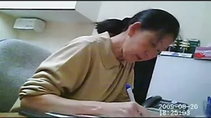 Morena con gafas teniendo sexo en la naturaleza y tiene grasa videos caseros tirando de pollo en su boca