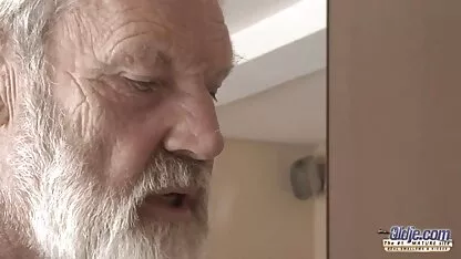 Casero estudiante delante de la cámara por videos gay caseros linda morena en medias