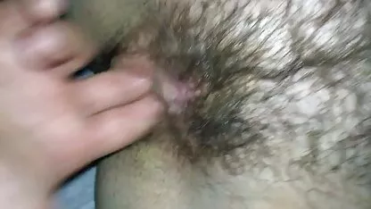 Chica delgada saltando suavemente sobre un hombre, mojando a videos gay caseros xxx su novio con sus labios