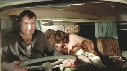 Hombre escupe videos caseros trios xxx joven vaca fuera del maletero del coche