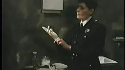 Arrebatar a la Secretaria a petardas caseros la derecha en su escritorio