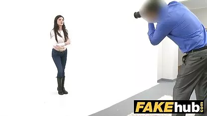 En el sofá, una mujer joven con coletas videos caseros argentinos xxx toma su boca y luego salta sobre las extremidades