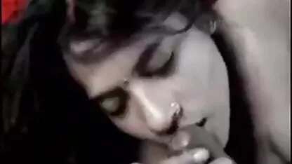 En casa en la viejo sofá la joven hombre y la chica videos trans caseros mierda en cámara