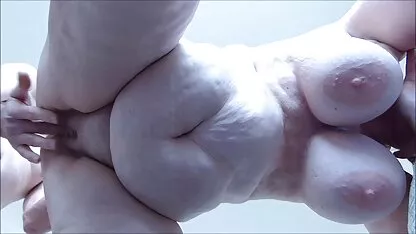 Delante de la cámara en el dormitorio, una joven rubia muestra sólo el sexo casero swinger erotismo