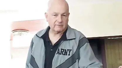 Los jóvenes que no tienen experiencia de arrebatar videos amateur caseros a dos hermanas morenas en el sofá