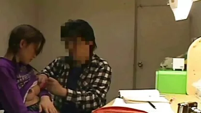 Morena con tetas pequeñas agacharse sobre un gran videos caseros entre hermanos consolador