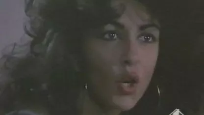 Llegar pus chica con tatuajes hablando por culos caseros teléfono