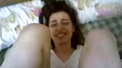 La joven mujer xxx lesbianas casero amplia hombros para traer a casa otro amante con una gran polla