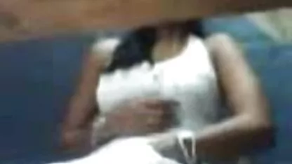 Chica en xxx caseros gritonas Petersburgo en pantalones negros mostrando las tetas pequeñas