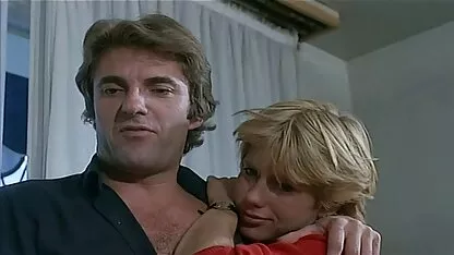 En la habitación de la chica, lamer un coño e insertar poerno casero una joven morena en la cámara