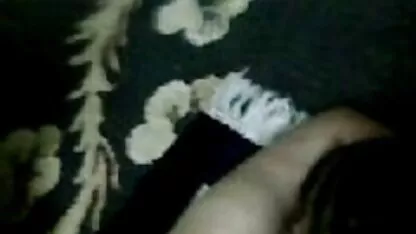 El hombre extiende a su esposa en el sofá y lo pone trio casero mhm entre sus piernas