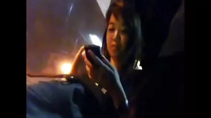 MILF se masturba en el sofá sin quitarse los tacones altos de color rosa de pornogaycasero charol de cuero