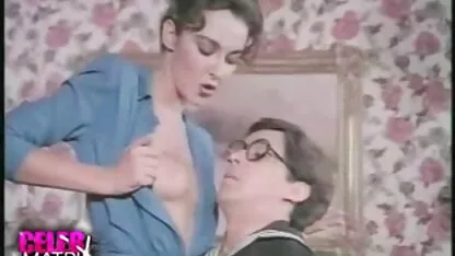 El esposo y la porno swinger casero esposa están acostados en la cama y teniendo sexo