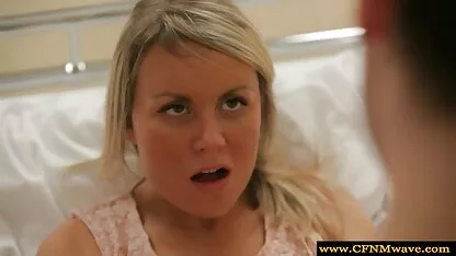 Un hombre atornillar xxx videos gay caseros a una chica joven en el bosque y se corre en su boca