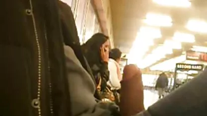 Un hombre activo estirando su culo en dos videos caseros de mujeres infieles donantes con un cuerpo hermoso