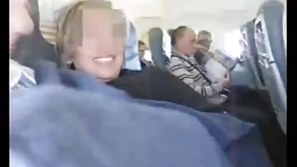 Hombre saludando con perro un xxx virgenes caseros pequeño bosque