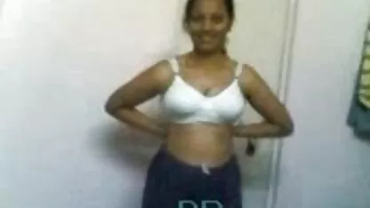 La frente rubia débil se crió en Rusia casero con mi prima sexo pikaper