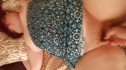 Joven sexo casero free puta esposa posando en la cámara y chupando la polla del amigo