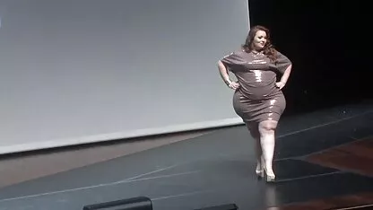 pelirroja mascota consigue un pornocaseroreal orgasmo de satisfacción personal en la piscina