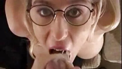 Estudiante ruso Katya sexo con un profesor adulto en el sofá sexo anal casero real