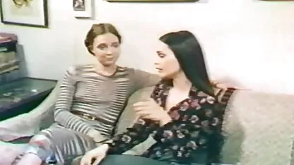 El hombre que bombea copular con su buena violaciones caseras esposa después de los juegos previos