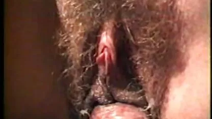 Casual morena beaver en coño peludo casero anal en un sofá de cuero