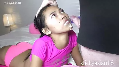 Modelo delgado prestado pono gay casero al operador frente a la cámara de video incluida