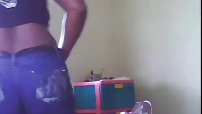 Un hombre en la cocina se folla a una chica en xxx lesbianas casero medias