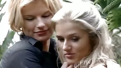 Caliente mamá con gran culo y tetas naturales posando en la tienda xxx orgias caseras