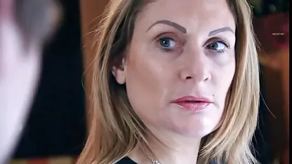 Flexible 18 año viejo chica extiende piernas y casero x inserta juguete en vagina