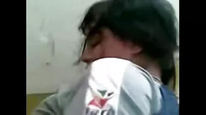 Antes del sexo, un hombre da polla para chupar a su xxx caseros jovencitas esposa que está llena de lujuria