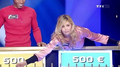 Morena con el pelo corto chupando polla en lugar de dulces y dando en el videos caseros de estudiantes suelo