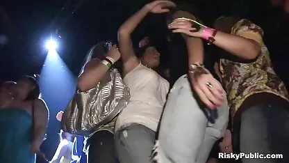 Hombre sexo casero con tetonas rodó delgada rubia en su pene