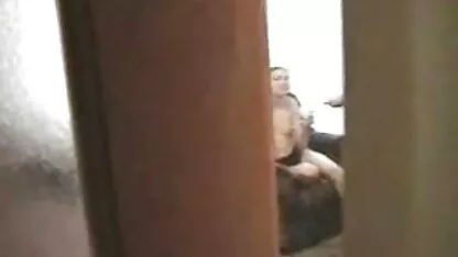 Un hombre da bestia roja en su boca con su garganta que no descansa videos caseros de mujeres infieles en