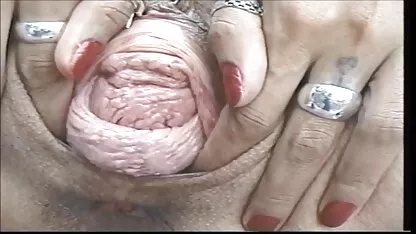 Morena con tetas pequeñas extiende las videos de xxx caseros piernas y muestra apretado coño