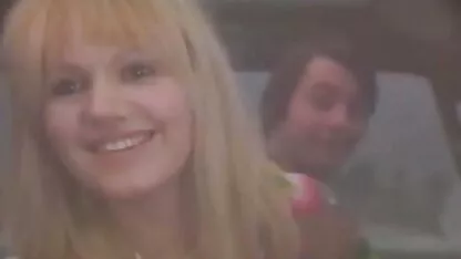 Mujer joven que llevaba un strapon en su cinturón y atornillar a xxn casero una mujer madura con cáncer