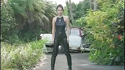 Ginecólogos en medias negras y un joven paciente se divierten en videos caseros de peruanas el sofá