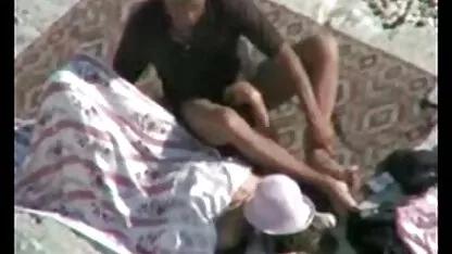 Silencioso morena en pantalones de color rosa posa sólo para sexo casero mexicanas la cámara