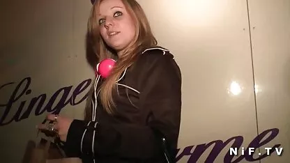 Rubia chupando polla para un ex amigo gay casero porn