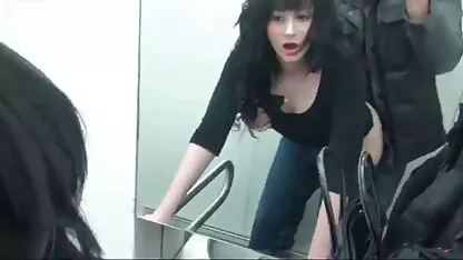 Chica de pelo corto con pantalones cortos dedos frío tarta de queso videos caseros de mexicanas