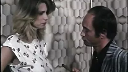 Hermosa rubia vagina disfrutando de los labios y los creampie casero dedos de un ser querido