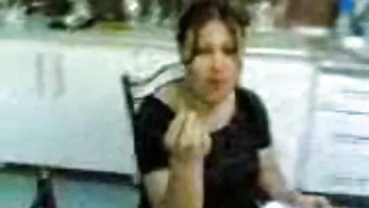 Sonriente joven rubia en videos caseros para adultos pantimedias masturbándose pequeño coño