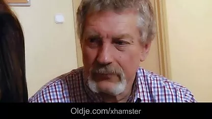 El camarero estiró las piernas delante del dueño de la casa y trató xvideos caseros peruanos de tener relaciones sexuales con el hombre.