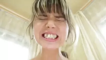 Inserte un dedo en el coño de la chica xxx amateur casero y hacer que su chorro