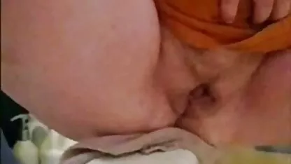 Ella sacó el caprón púrpura de la belleza e integró al joven en la vagina sexo casero 2018