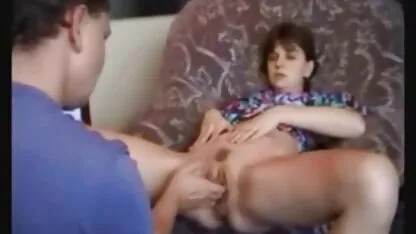 El hombre con la chica viendo porno y decidió cojiendo casero repetir todo lo que ven