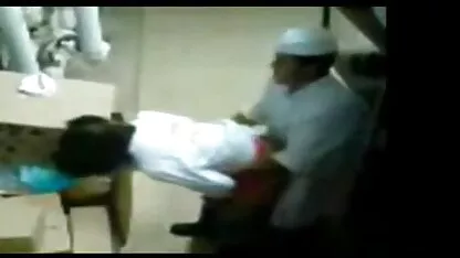 Jóvenes lesbianas jugando con caseros xxz tetas pequeñas y agujero apretado